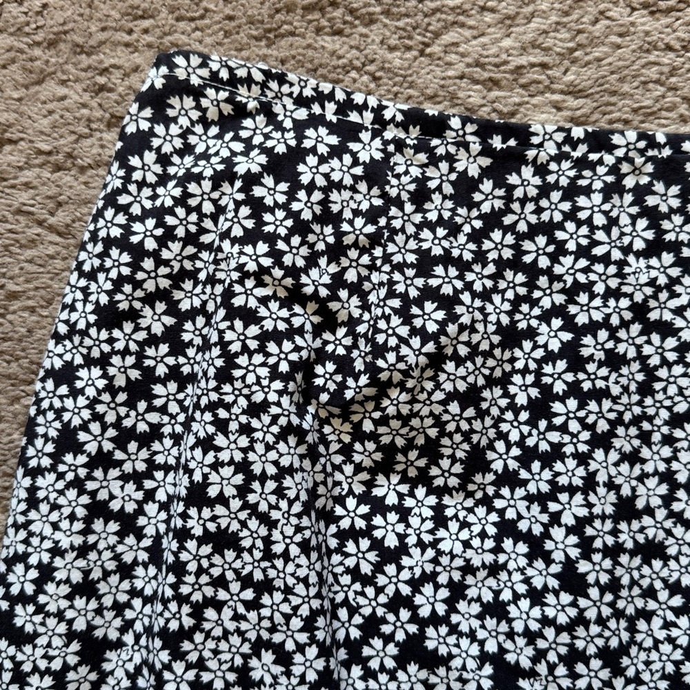 Casual Corner Black and White Floral A-line Skirt. Size 12 - Picture 3 of 10